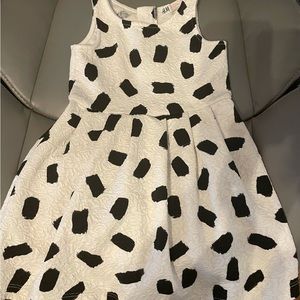 H&M white w/ black dots dress. 1 1/2 to 2T. spandex cotton. textured. pleats